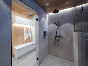 罗瓦涅米Villa Forest的带淋浴和盥洗盆的浴室