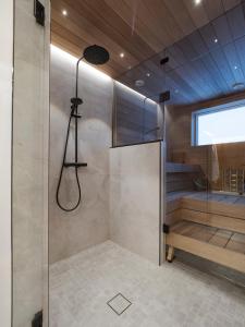 罗瓦涅米Villa Forest的带淋浴和楼梯的浴室