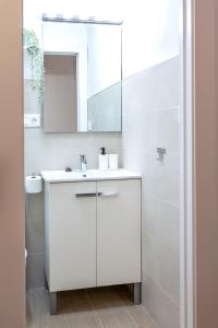 格拉纳达Apartamento Rauda 51 B, Granada的白色的浴室设有水槽和镜子