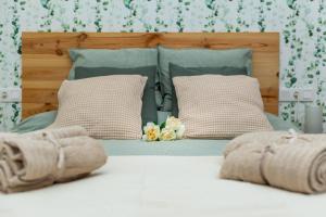 格拉纳达Apartamento Rauda 51 B, Granada的一间卧室配有带枕头和鲜花的床。