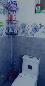 巴格达Dreams Apartments شقق الاحلام的一间位于客房内的白色卫生间的浴室