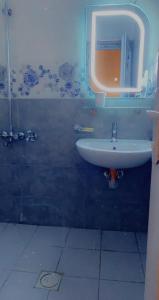 巴格达Dreams Apartments شقق الاحلام的一间带水槽和镜子的浴室