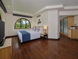 卡乌罗西姆果阿假日酒店的酒店客房设有床和窗户。