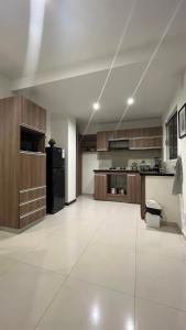 圣克鲁斯Mi casa es tu casa !的一个带木制橱柜和黑色冰箱的大厨房