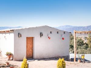 卡奇Cabaña Paraíso Cachi的沙漠中一扇带门的白色房子