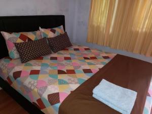 外南梦犹太民宿的床上有五颜六色的被子和枕头