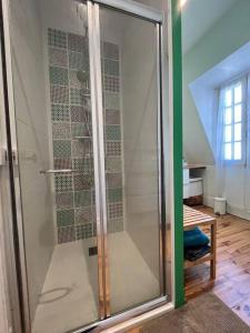 维希Maison de caractère en centre ville的浴室里设有玻璃门淋浴