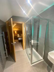 穆塞尔堡拉瓦尔斯顿之家酒店的一间带玻璃淋浴和水槽的浴室
