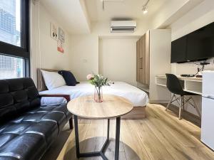 台中市旅行家 Affetto Hostel的客厅配有沙发和桌子
