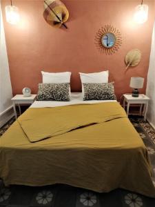 索米耶尔Déjeuner au bord de l'eau的一间卧室配有一张带黄色毯子的大床