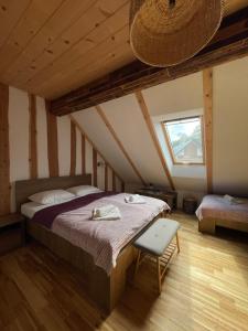 布莱德Turistična kmetija Grabnar的阁楼上的卧室配有一张大床