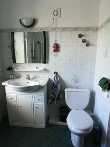华沙Pokój w Warszawie-Wawer的浴室配有白色卫生间和盥洗盆。