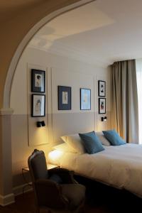 安特卫普Huis Dujardin Bed&Breakfast的卧室配有一张床和一把椅子,靠窗
