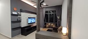 新山Modern Lifestyle ARC Austin Hills的带沙发和电视的客厅