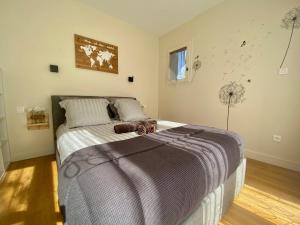 Birac-sur-TrecGîte tout confort entre Marmande et Tonneins的一间卧室配有一张床铺,床上有毯子