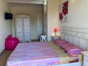 普拉Luigi Apartments&Rooms的一间卧室配有一张大床和彩色床罩
