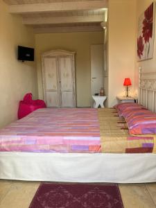 普拉Luigi Apartments&Rooms的一间卧室配有一张大床和彩色床罩