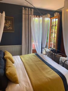 伊泰尔斯维莱基弗酒店的一间卧室设有一张床和一个窗口