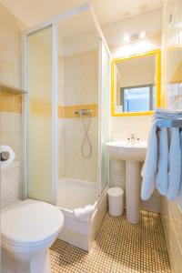 马赛欧洲酒店的带淋浴卫生间和盥洗盆的浴室