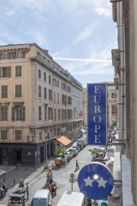 马赛欧洲酒店的城市街道景观及酒店标志