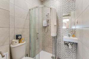 伦敦Elegant Studio - Perfect for Explorers的带淋浴、卫生间和盥洗盆的浴室