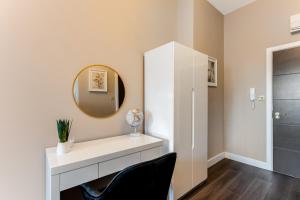 伦敦Elegant Studio - Perfect for Explorers的白色更衣室配有镜子和椅子