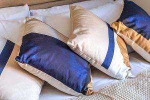 伦敦Elegant Studio - Perfect for Explorers的一张带蓝色和白色枕头的床