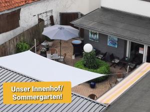 克洛彭堡Hotel Schlömer的享有带遮阳伞的户外露台的顶部景致。