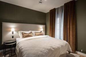 哥德堡Live and Stay Ekmanska的一间卧室设有一张大床和一个窗户。