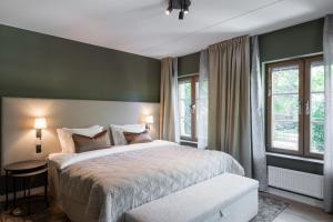 哥德堡Live and Stay Ekmanska的一间卧室设有一张大床和两个窗户。