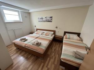 Spodnje GorjeApartma Slivnik的一间卧室设有两张床和窗户。