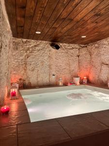 奥斯图尼Tama67 suite的石墙客房内的浴缸
