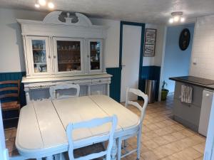 Entre Puy-de-Dôme et Corrèze Appartement pour 4 personnes avec terrasse et jardin的带桌椅的厨房