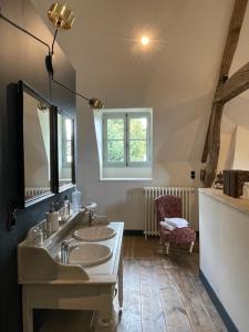 ContayChâteau de Contay Guesthouse - 1753的浴室设有2个水槽和镜子