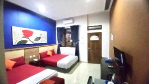 庞岸达兰庞岸达兰阿伦旅馆的酒店客房设有两张床和蓝色的墙壁。