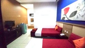 庞岸达兰庞岸达兰阿伦旅馆的酒店客房设有一张床和一个大屏幕