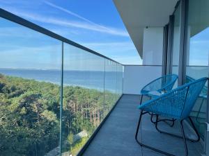 米兹多洛杰Wave by Baltic Home的海景阳台上的蓝色长椅