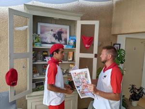 圣保罗莱达莱斯阿加西亚斯酒店的两人穿着红白制服站在一间房间里