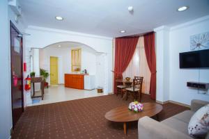 多哈拉维拉酒店的客厅配有沙发和桌子