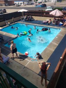 北普拉特美洲最佳价值旅馆北普拉特的一群人在游泳池里
