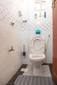 奈瓦沙Nelly fully furnished studios的一间带卫生间和盖的浴室