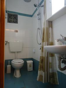 托罗尼Studios Lainis的一间带卫生间和水槽的浴室