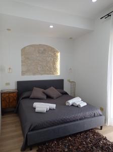 佩特拉利亚索普拉纳Casa Vacanze Borgo Gulini da Anna的一间卧室配有一张床,上面有两条毛巾