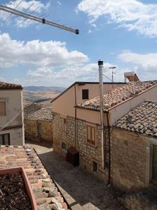 佩特拉利亚索普拉纳Casa Vacanze Borgo Gulini da Anna的从建筑物屋顶上可欣赏到风景