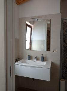 佩特拉利亚索普拉纳Casa Vacanze Borgo Gulini da Anna的浴室设有白色水槽和镜子