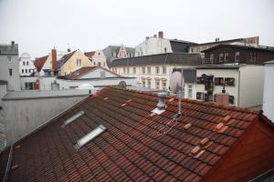 罗斯托克Wunderschöne Dachgeschoss - Maisonette (108qm - 3.OG)的城市屋顶景观和建筑