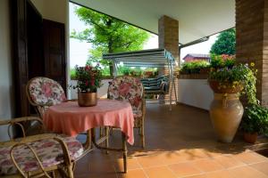 萨奇莱利文萨酒店的一个带桌椅的庭院和一个窗户。