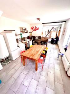 WattrelosAgréable maison de ville cosy de 122m² + extérieur的配有木桌和椅子的房间