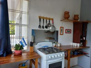 SomotoApartamento ROMA en Somoto的厨房配有白色炉灶烤箱