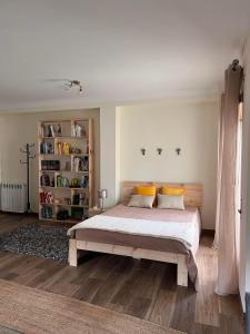 科英布拉Deluxe Studio com terraço e varanda privada - 'Casinha da Amoreira' Guesthouse的一间卧室配有一张带黄色枕头的大床